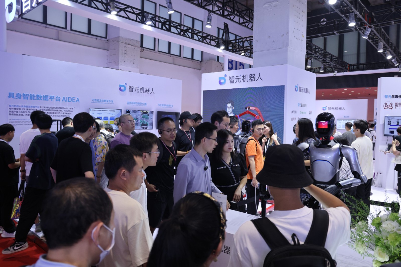 UB8优游机器人亮相世界机器人大会WRC